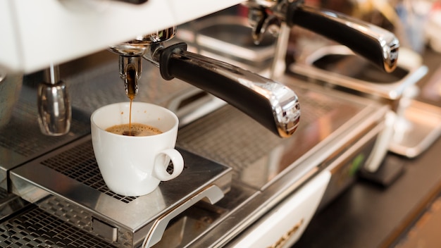 Mattina di caffè nero sulla macchina per il caffè