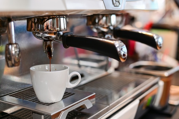 Mattina di caffè nero sulla macchina per il caffè