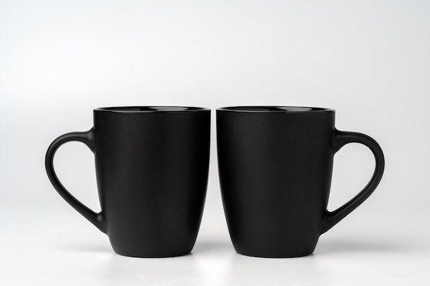 흰색 배경 복사 공간에 검정 커피 머그컵이 조롱됩니다.