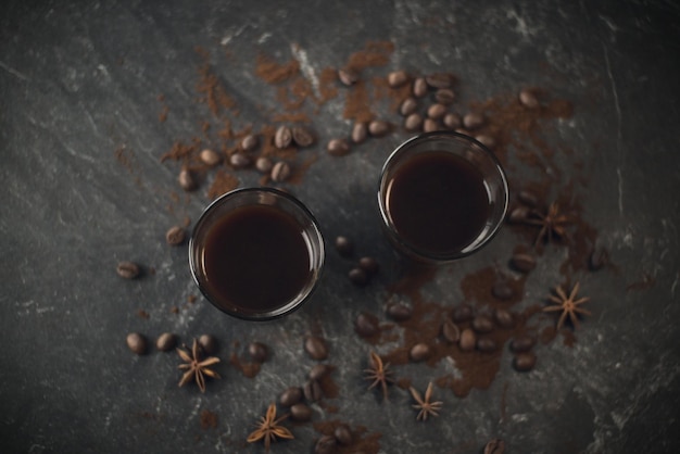 テーブルの上の黒いコーヒー