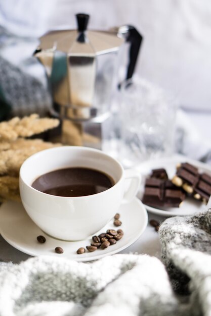 Caffè nero in tazza bianca a letto