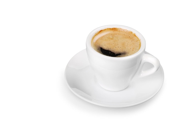 Caffè nero in tazza bianca isolato su sfondo