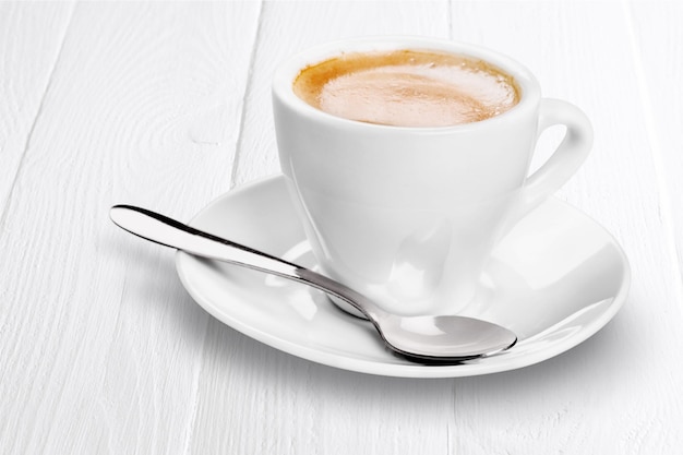 Photo black coffee in white cup isolated on  background