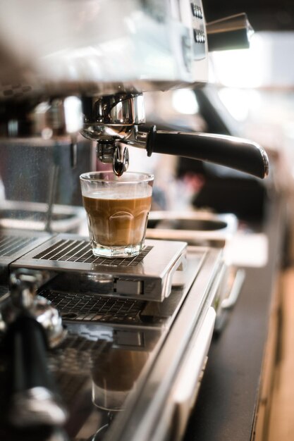 コーヒーメーカーでミルクを飲む黒いコーヒー