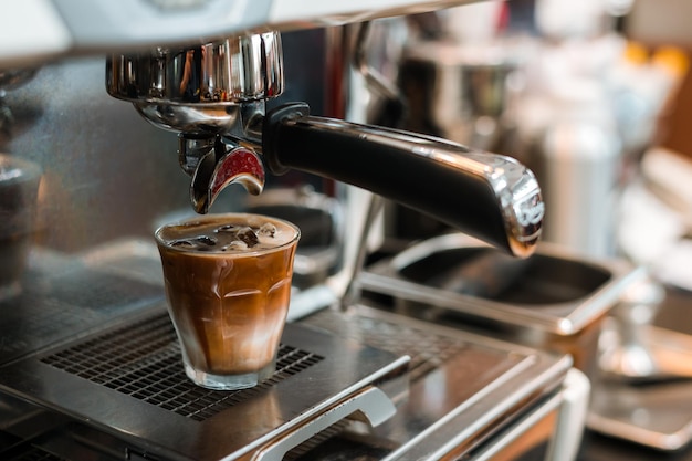 コーヒーメーカーでミルクとブラックコーヒー