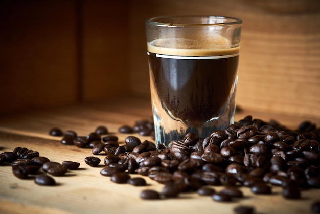 Foto caffè nero con fagioli arrostiti sulla tavola