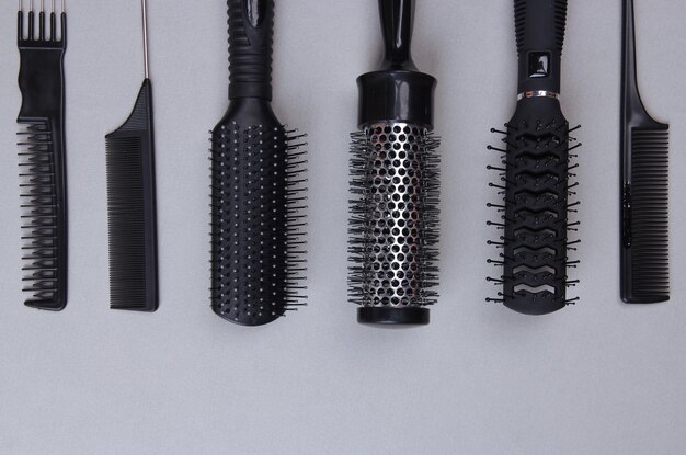 Photo black combs on gray background