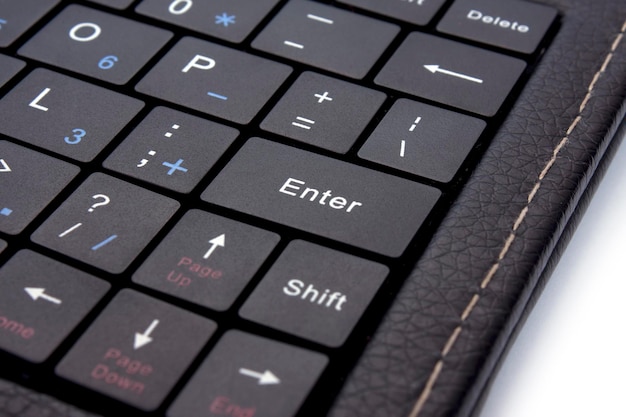 革のケースの黒いコンピュータのキーボード
