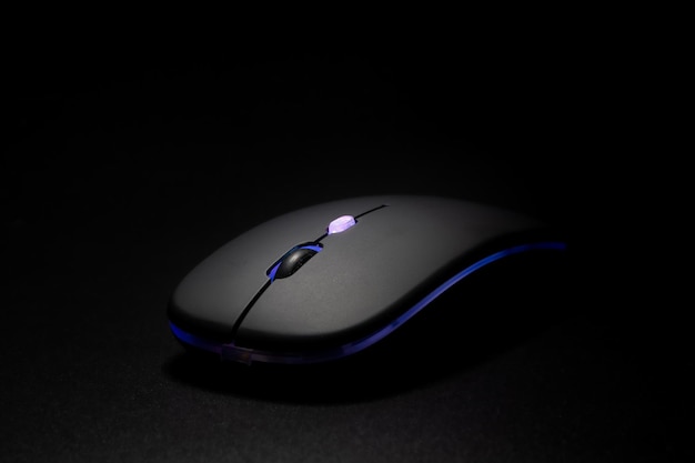 黒の背景に黒のコンピューター マウス
