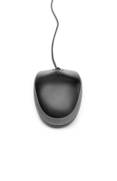 Черная компьютерная мышь на белом фоне