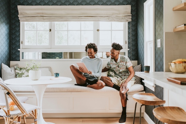 Photo black couple using a tablet together