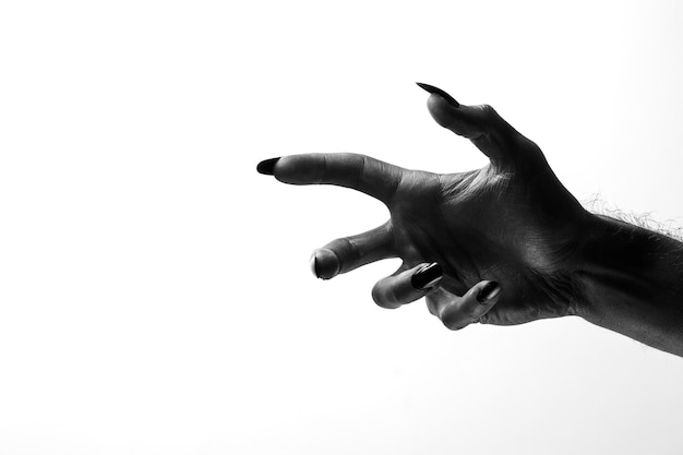Черная жуткая рука монстра хэллоуина с длинными ногтями