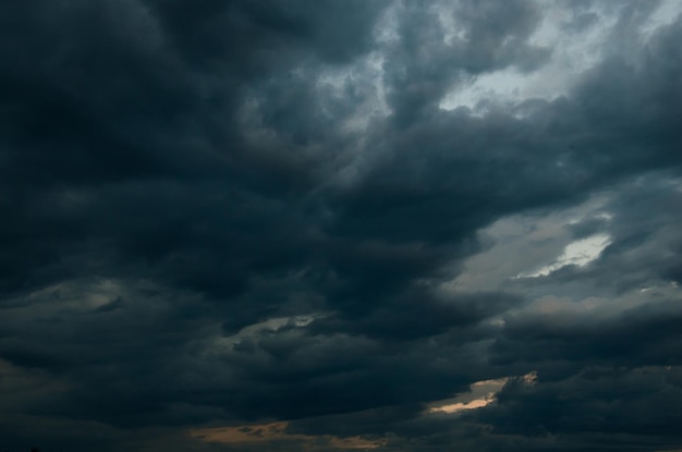 Черные кучевые облака перед началом сильного шторма