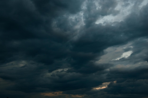 強い嵐が始まる前の黒い積雲