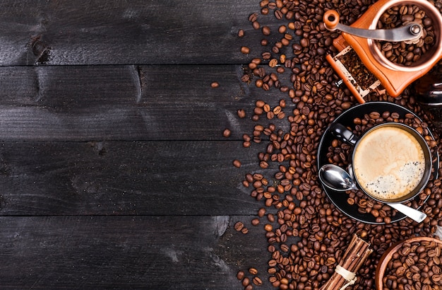 Foto tazza di caffè nero, caffè macinato, mulino, ciotola