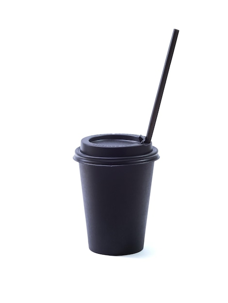 Foto una tazza nera con un tubo di caffè su uno sfondo bianco mockup caffè vetro isolato