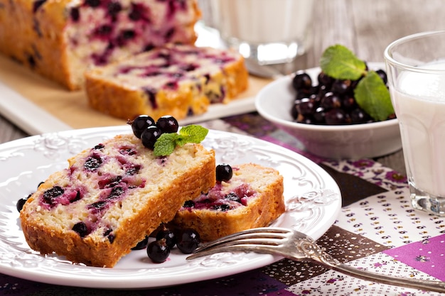 Black currant loaf cake