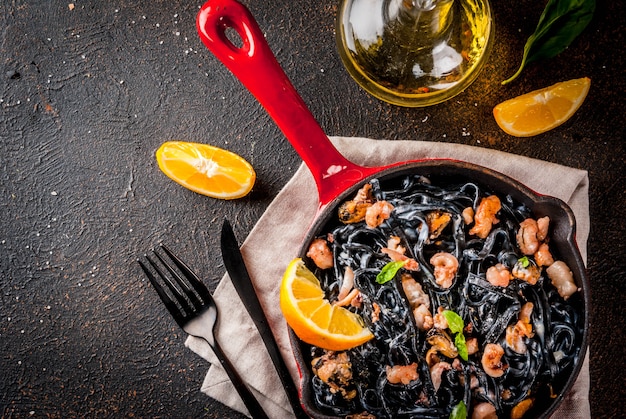 Foto pasta al nero di seppia con frutti di mare e ingredienti