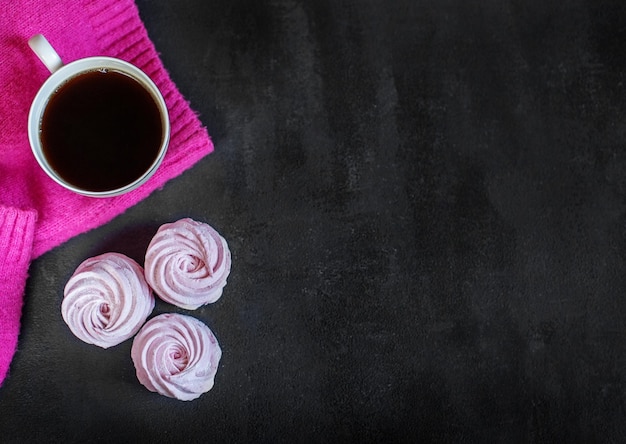 Caffè nero delizioso e zefiro rosa concetto di bevande per il tempo libero e lo stile di vita