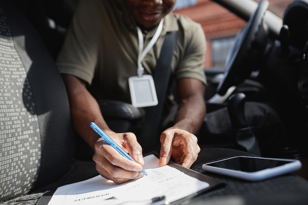 Photo black delivery man in truck