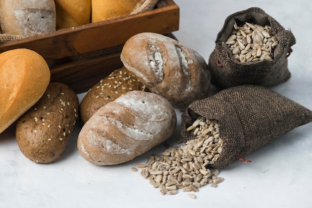 Foto pane diabetico nero misto pane diabetico composizione su sfondo bianco