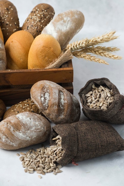 Foto pane diabetico nero misto pane diabetico composizione su sfondo bianco