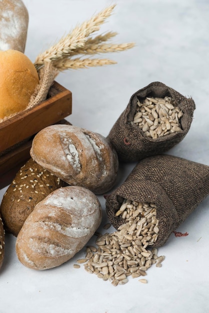 Foto pane diabetico nero misto pane diabetico composizione su sfondo bianco