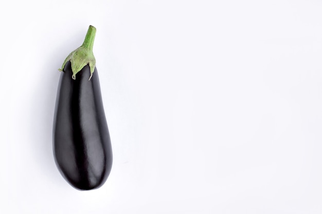 Foto melanzane nere su sfondo bianco. melanzane viola. vegetale minimalista