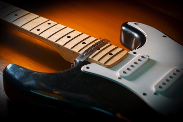 Фото Черная электрическая гитара обслуживание fret выравнивания