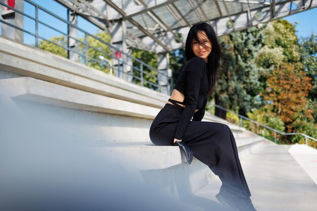 Photo black elegance portrait of a stylish young woman