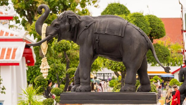 Photo black elephant at wat arun temple in bangkok