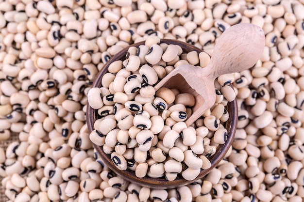 Photo black-eyed beans texture background. cowpea beans. dried legumes.