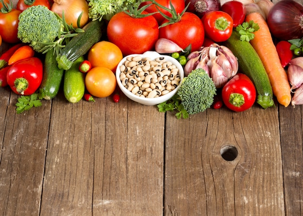 Black eyed peas en groenten grens op een houten tafel close-up