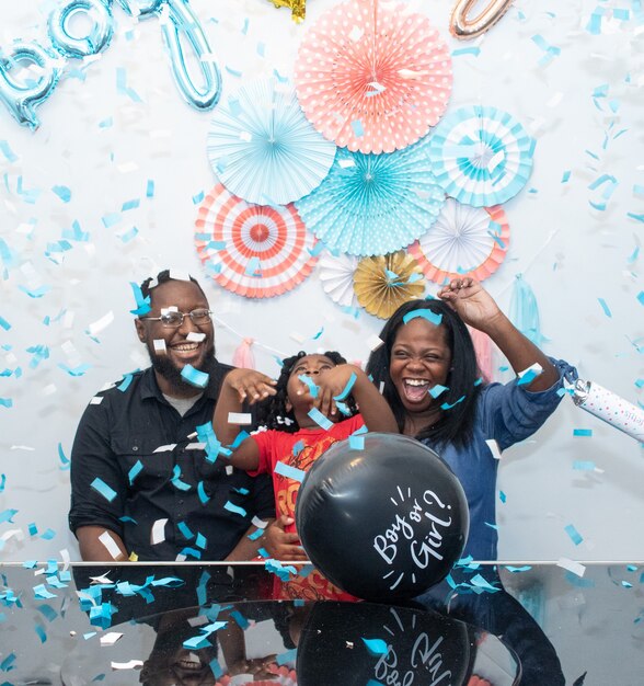 Photo black family  celebrating a gender reveal