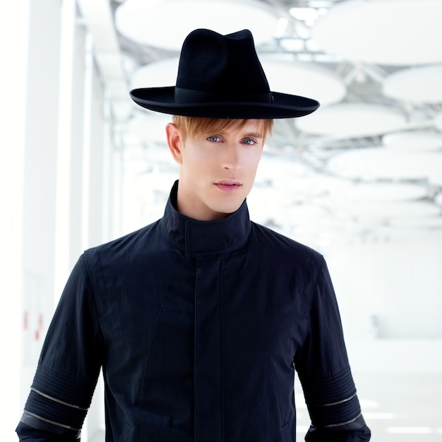 Uomo moderno di moda nero far west nero con cappello in interni moderni