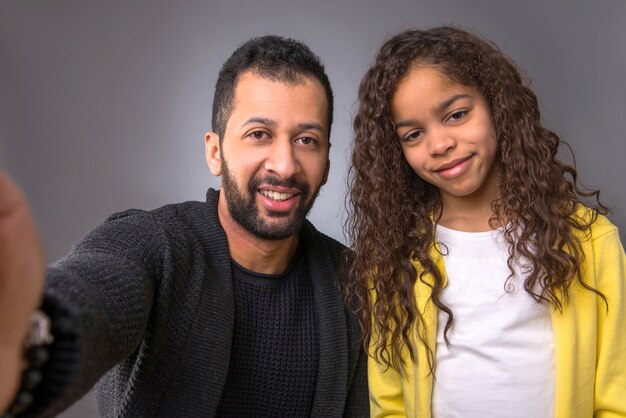 Padre nero che prende i selfie con sua figlia