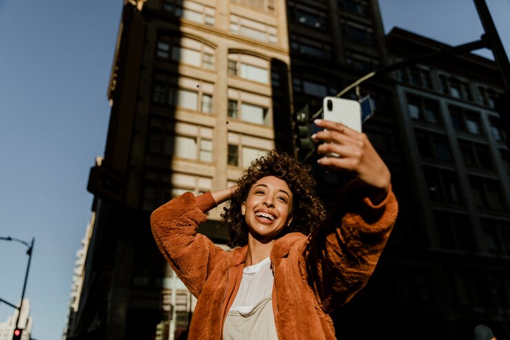 Photo black female blogger recording her live in downtown
