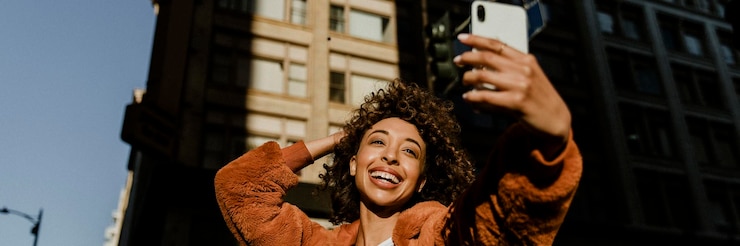 Photo black female blogger recording her live in downtown