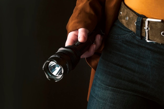 写真 女性の手に黒い ⁇ 中電灯