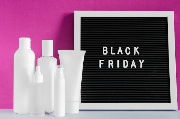 Foto cosmetico di bellezza del black friday. prodotto per la cura della pelle. lavagna con il black friday