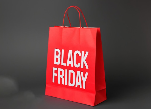 Black Friday-boodschappentassen op rode en zwarte achtergrond met kopieerruimte
