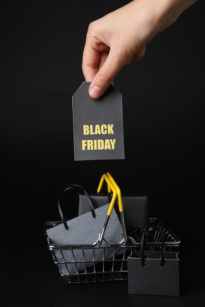 Photo black friday message on dark background side view