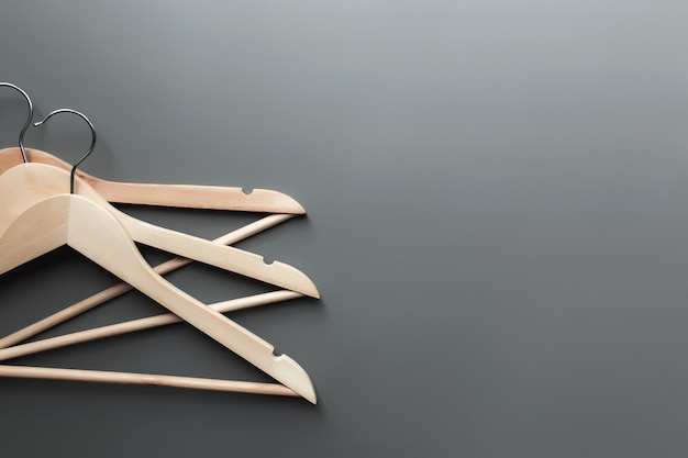 Black friday of kledingindustrie concept op grijze achtergrond met houten hangers