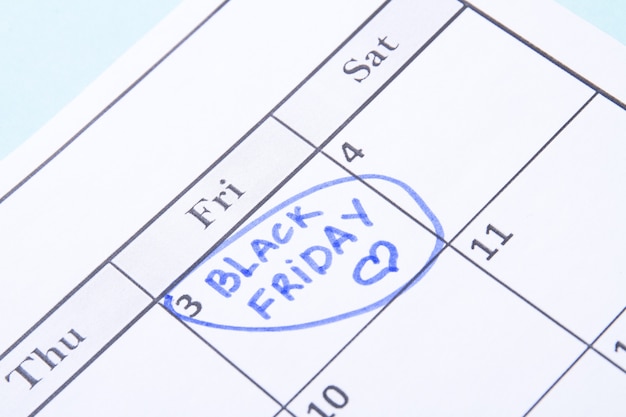 Promemoria del venerdì nero in un giorno di calendario cerchiato da un pennarello blu