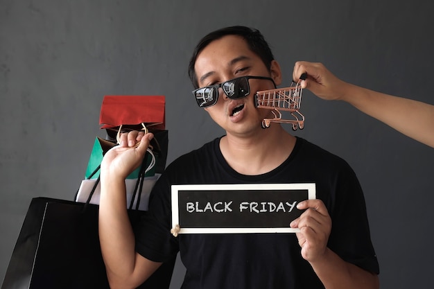 Black Friday Sale-promotieconcept met shopaholic man-model