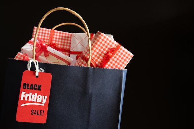 Sacchetti della spesa e scatole di regali di vendita di black friday con l'etichetta del messaggio. concetto di acquisto