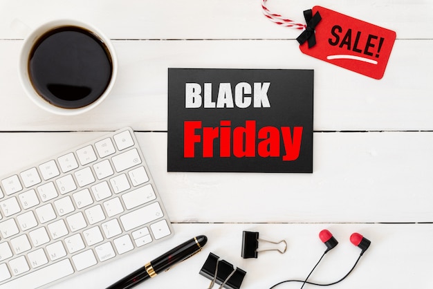 Foto testo di vendita di black friday su un'etichetta rossa e nera