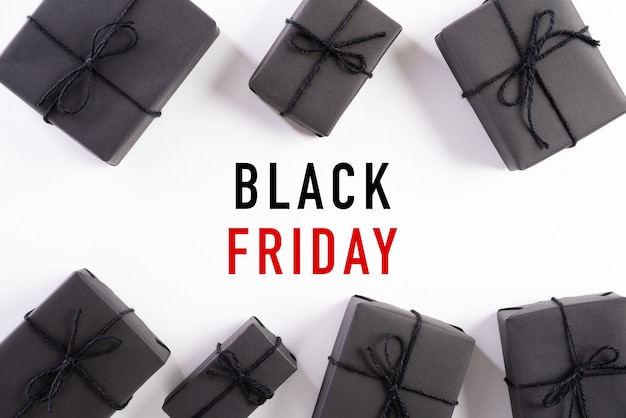 Фото Черная пятница продажа текст с черной подарочной коробке на белом