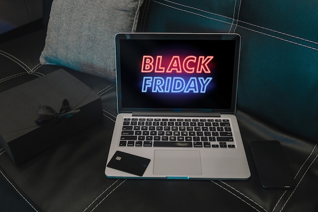 Black friday-scherm op opengeklapte laptop, kaart voor online winkelen.