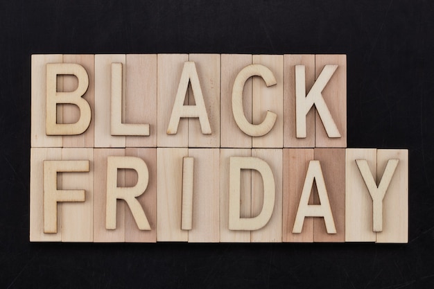 Black Friday - tekst in houten letters op blackboard. Ruimte kopiëren.